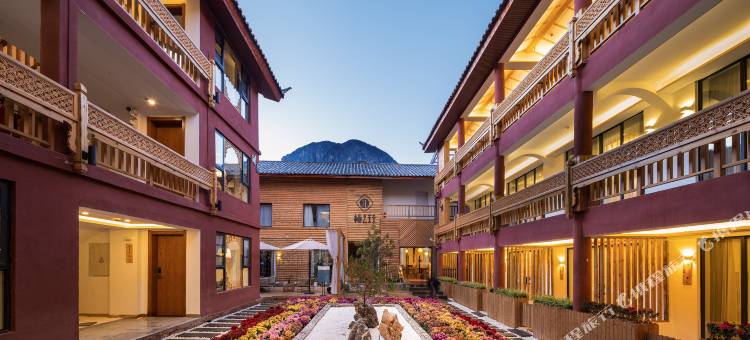 泸沽湖桃之夭夭湖景星空度假酒店图片