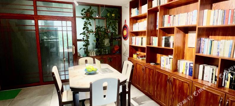 借湖而居青年旅舍图片