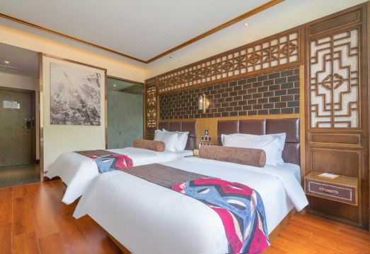 康定飞聚酒店外景图