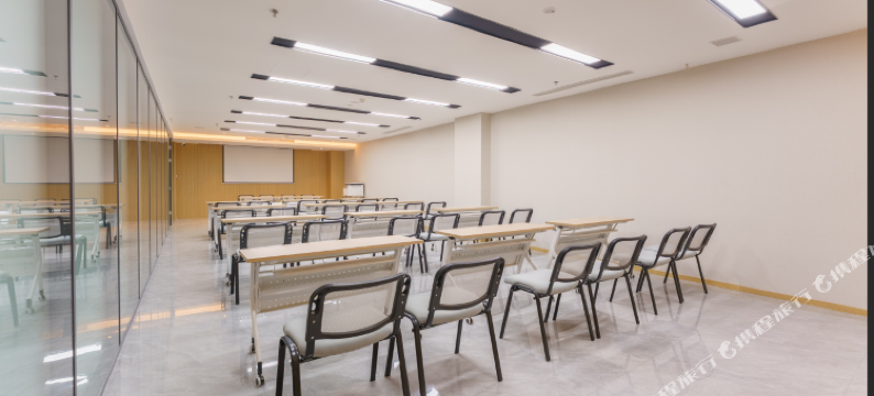 柏丽艾尚国际酒店(大连星海公园黑石礁地铁站店)图片