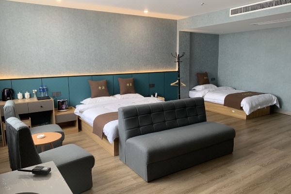 选择房间开业:2015酒店位于运城市稷山县稷峰东街邮政局东侧约一百米.