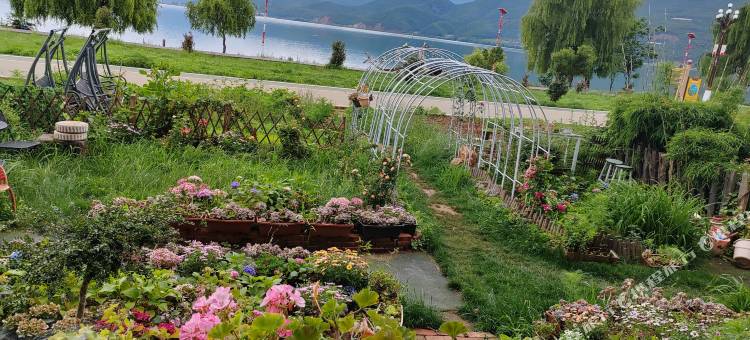 泸沽湖水岸花宿客栈图片