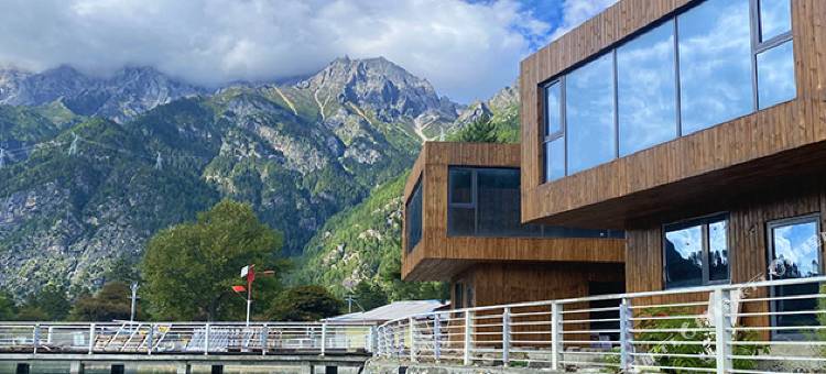 朗秋泊岸山居图片