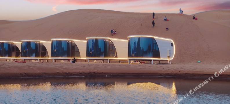 漫步星辰沙漠观星露营基地图片