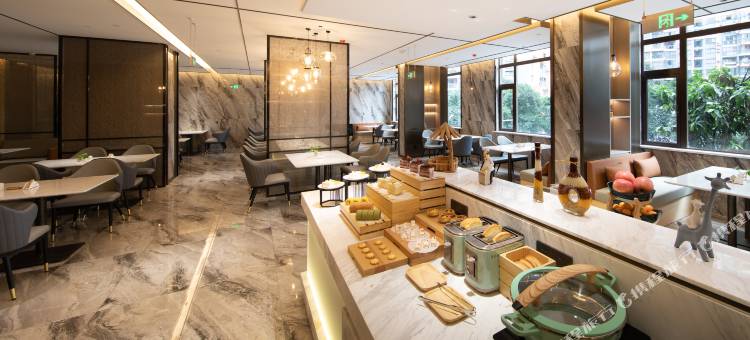 重庆江北机场回兴轻轨站亚朵酒店图片