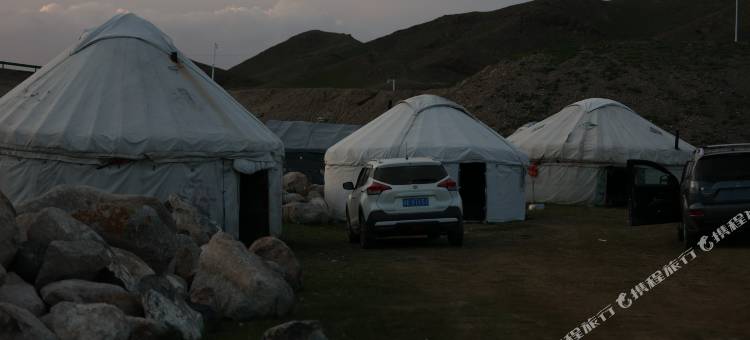 赛里木湖见山毡房图片