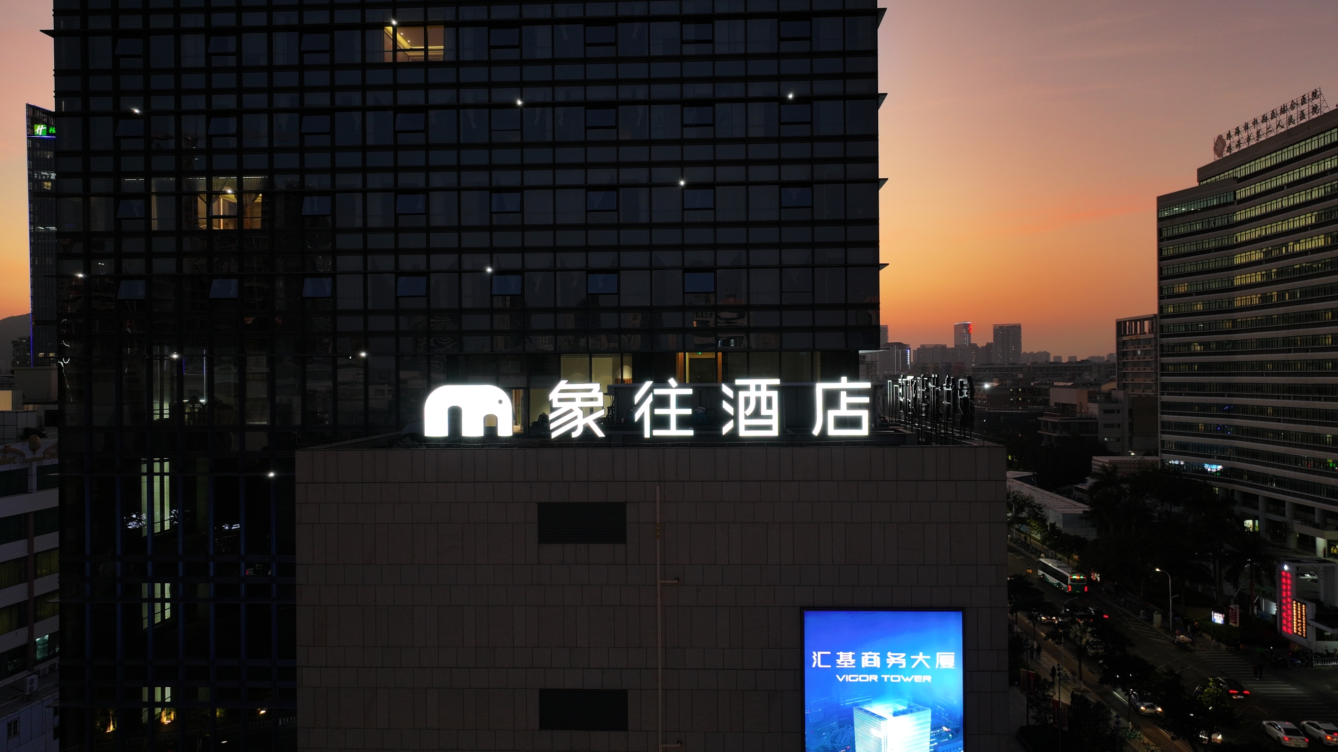 Zhuhai Elephant to the HotelHotel Overview