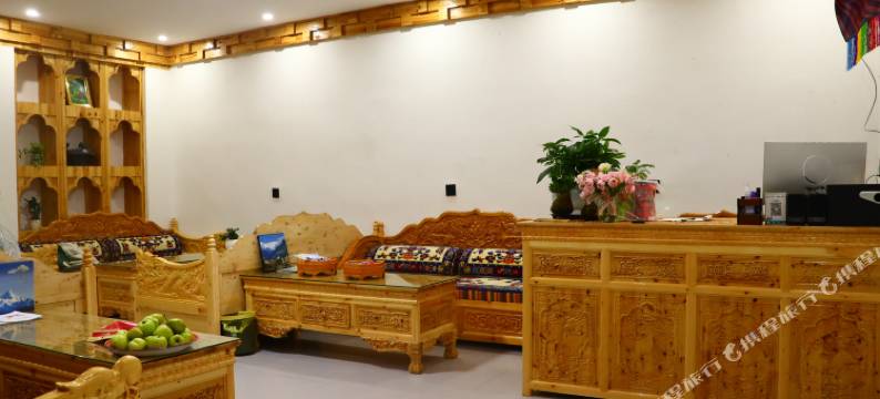 甲居镇卓金林院图片