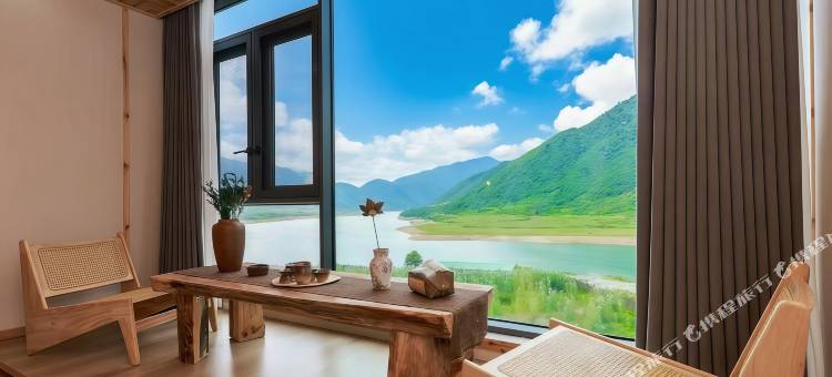 冶勒湖牧野别院图片