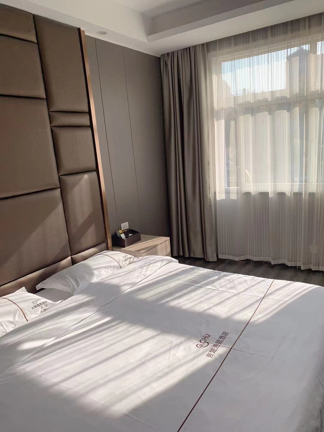 每次过来都住吉楚酒店江陵仙鹤店，房间很安静。每个房间都有很大的窗户，白天都有大太阳照射进来，采光特别