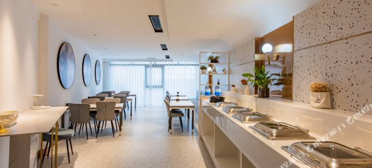 灰鲸智能酒店(保定西大街火车站店)图片