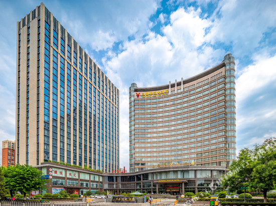 许昌三鼎华悦大酒店(胖东来天使城时代广场店)