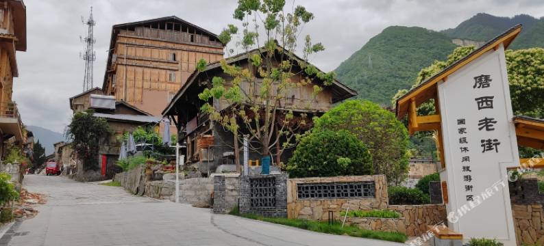 泸定场口客栈图片