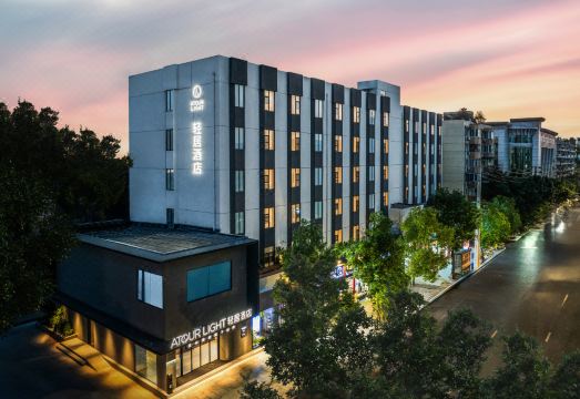 成都玉林街倪家桥地铁站轻居酒店外景图