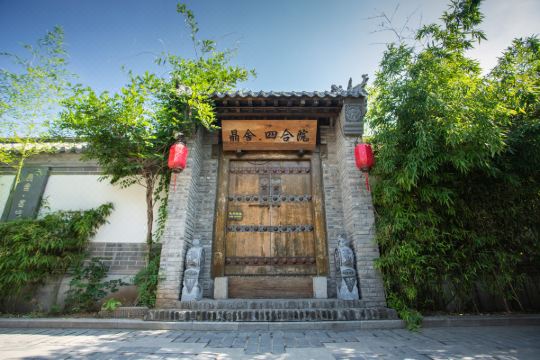 是潍坊全智能客栈式民宿酒店,座落于潍坊十笏园古建筑群内,地处潍坊最