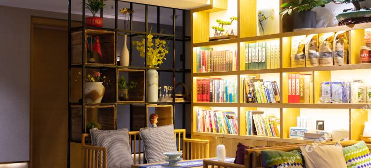 美驿轻奢名宿(张家界旅游步行街南门口美食街店)图片