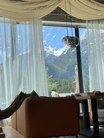 朗秋泊岸山居图片