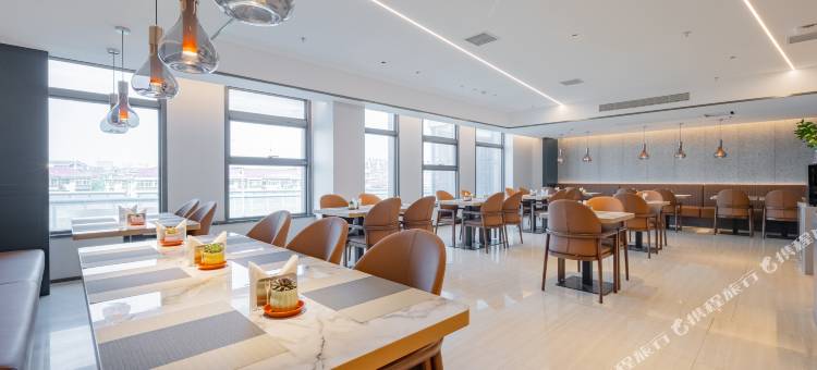 艺龙万国酒店(济南火车站北广场K88名泉广场店)图片