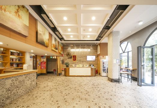 Midi HotelHotel Overview