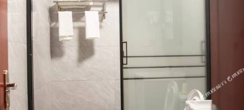 碌曲郎木寺雨辰宾馆图片