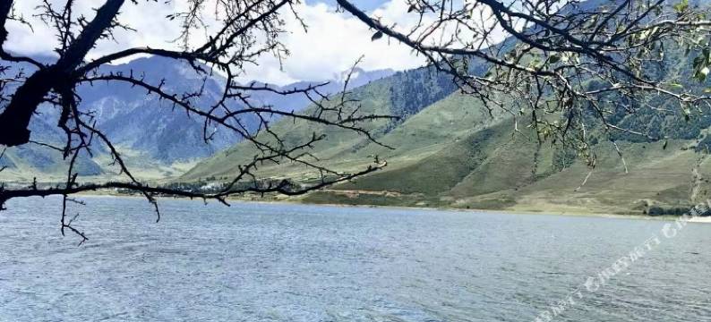 冶勒湖漫途山居民宿图片