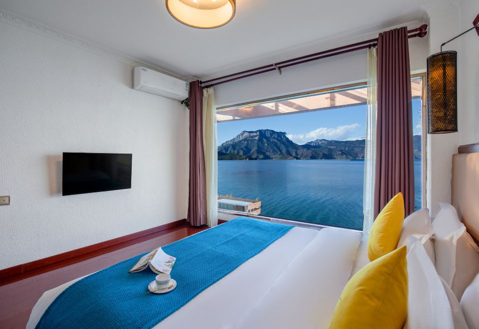 泸沽湖海境酒店外景图