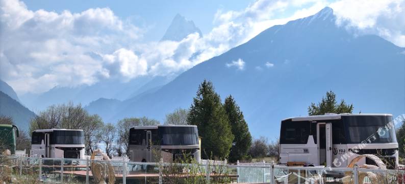 巴松措喜玛拉雅轻奢露营基地图片