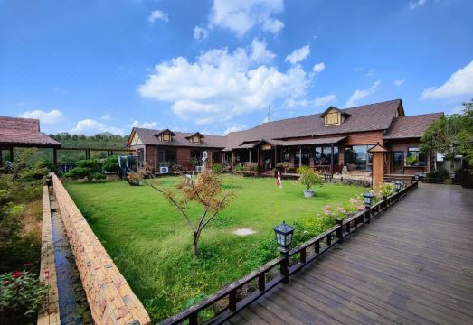 Chi'en ManorHotel Overview