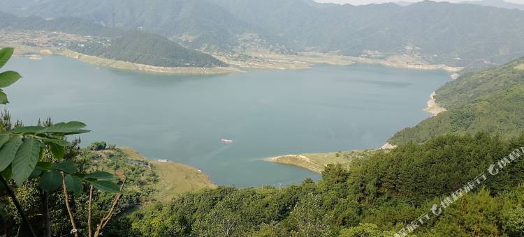青川白龙湖滨湖客栈图片