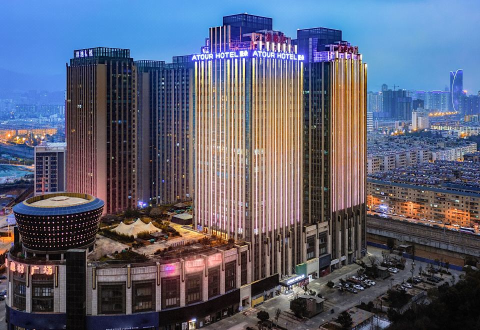 昆明西山区滇池柏悦亚朵酒店外景图