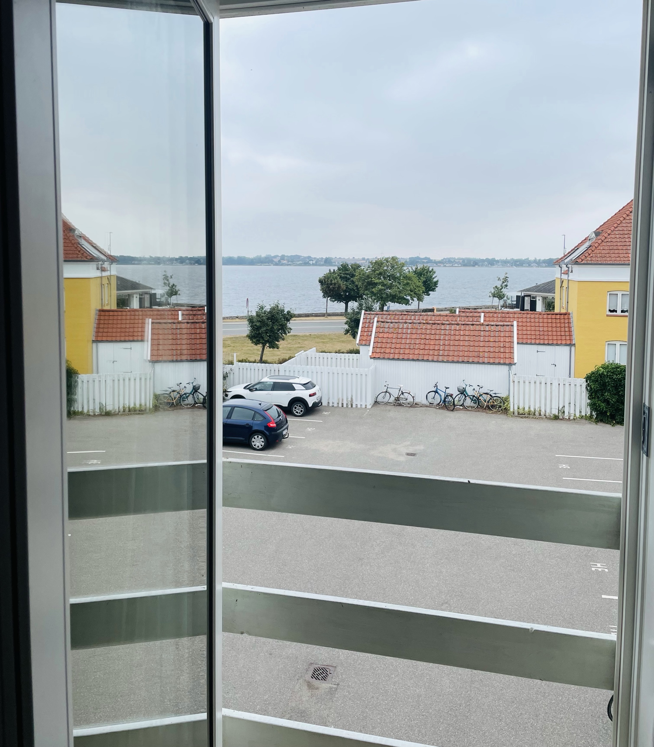 酒店位置非常好，紧挨Holbæk Fjord，从房间就可以看风景。有时间可以沿着峡湾散步，边上有家冰
