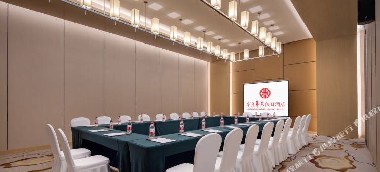 华良华天假日酒店(长沙黄花国际机场龙华地铁站店)图片