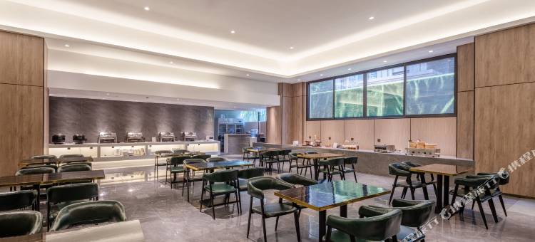 柏曼酒店(峨眉高铁站水晶广场店)图片