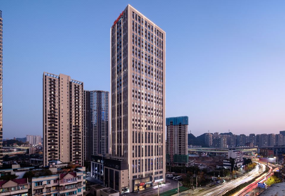 贵阳南明火车站希尔顿欢朋酒店外景图