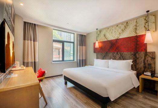 Ibis Hotel (Chongqing Jiefangbei Pedestrian Street  Hongyadong) Hotel Overview