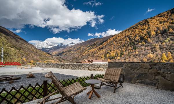 四姑娘山等风来雪山民宿(长坪沟景区长青山寨观景平台店)图片