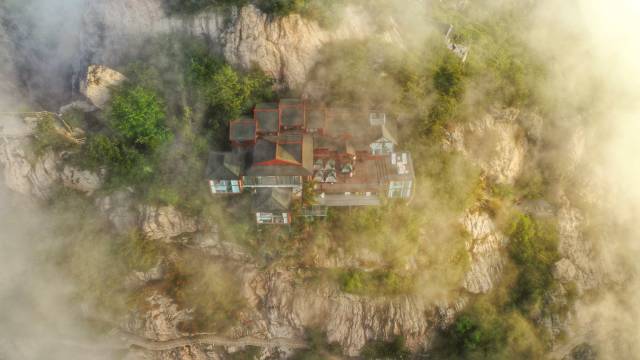 老君山金顶枕云悬崖民宿图片