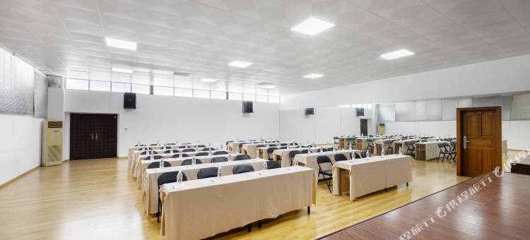 瑞丽蕾巍酒店(瑞丽财富广场旅游步行街店)图片