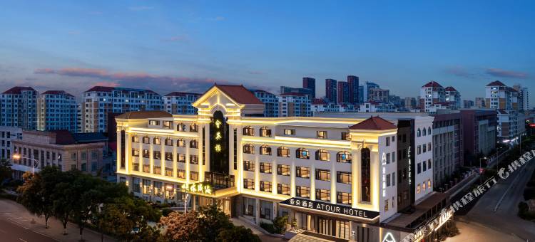 威海站韩乐坊不夜城亚朵酒店图片