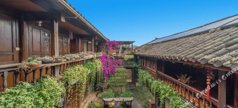 丽江束河玥色溪畔花园客栈图片