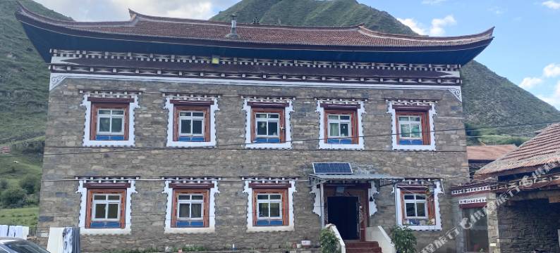 上木居贡噶山居图片