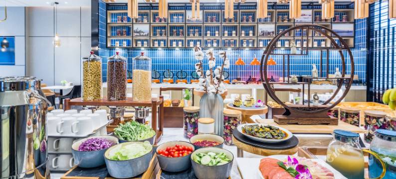 青岛福州路樱花小镇亚朵酒店图片