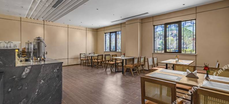 楚雄金色天华酒店(楚雄站彝人古镇店)图片