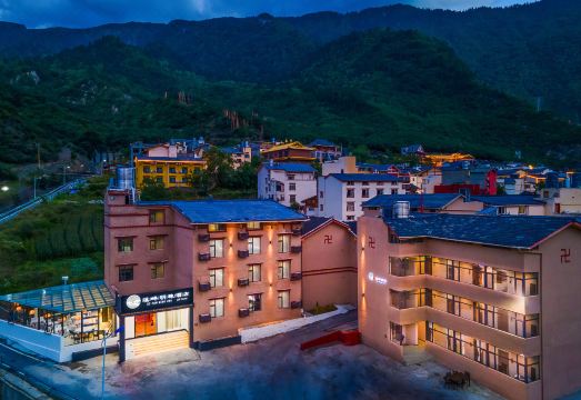 九寨沟溪畔明珠酒店外景图