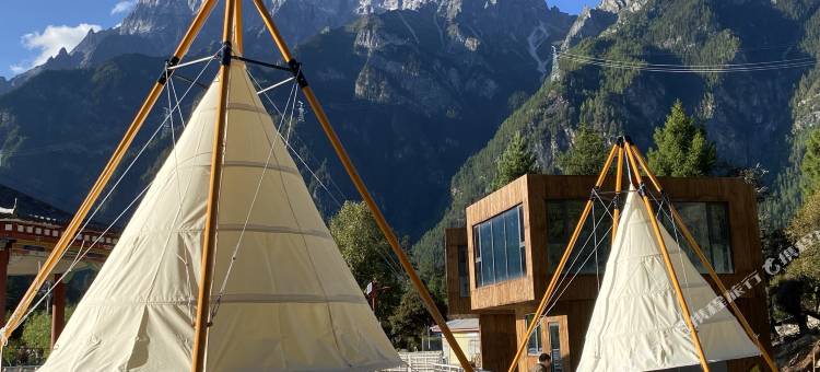 朗秋泊岸山居图片