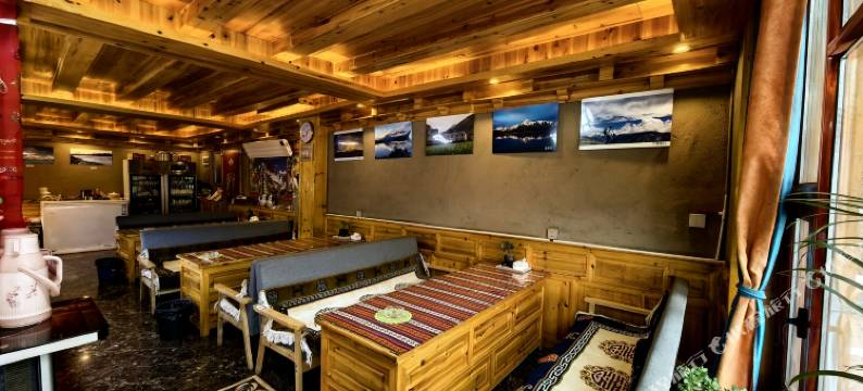 贡嘎山上木居央廓尔仓民宿图片