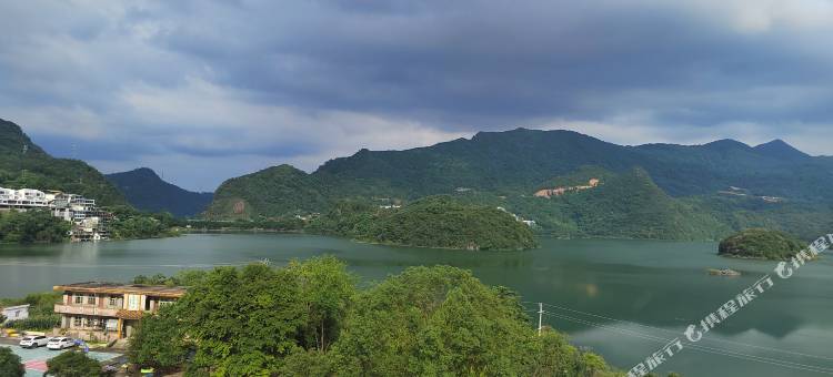 溪畔湖居图片