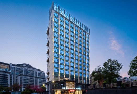 泉州德化万达广场浔南西路亚朵酒店外景图