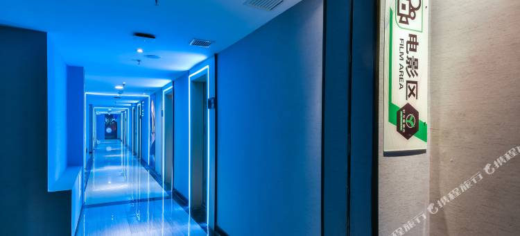 叶与晨电竞电影酒店(石家庄新石中路店)图片