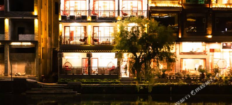 山谷花间.人文美学设计师观沱江夜景民宿(凤凰古城店)图片
